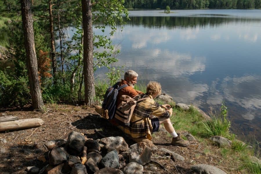 Dvaja turisti sediaci pri jazere