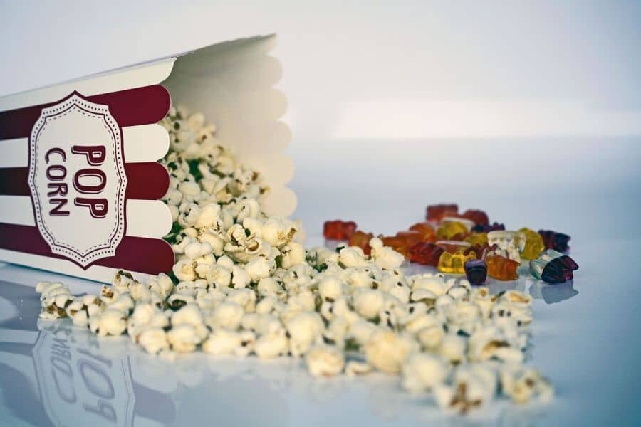 Popcorn a iné pochutiny vždy dobré ku každému filmu