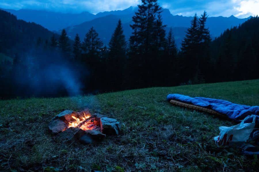 Spanie pod širákom s táborákom a výhľadom na hory