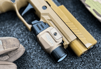 Nestačí len EDC baterka: prečo má baterka na zbrani zásadný význam