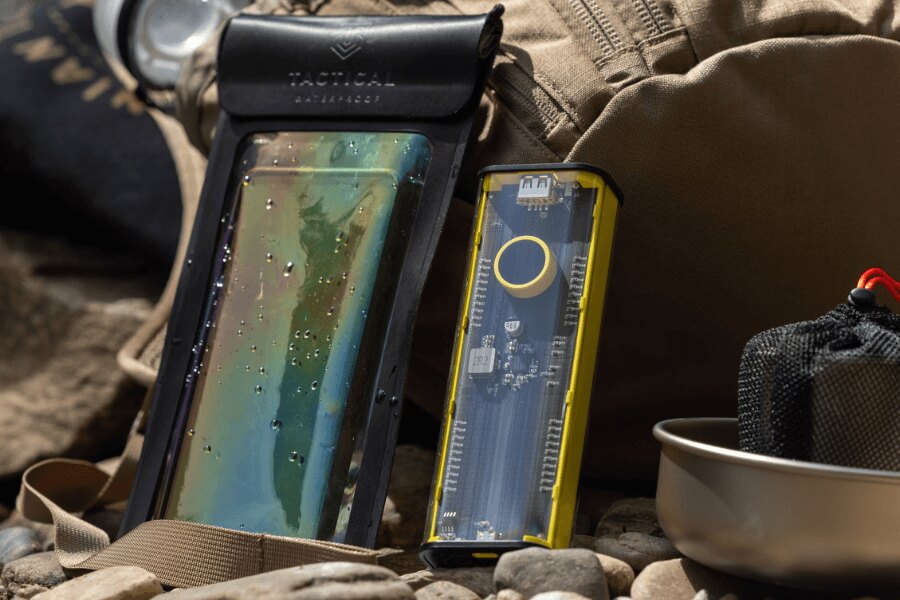 Powerbanka C4 Explosive Tactical® 9600 mAh a vodotesné puzdro na telefón pre outdoorové použitie. Foto: Rigad