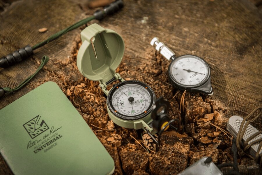 Kompas Ranger MK2 Helikon-Tex® a odolný zápisník na pni pre orientáciu v prírode. Foto: Helikon-Tex, Rigad