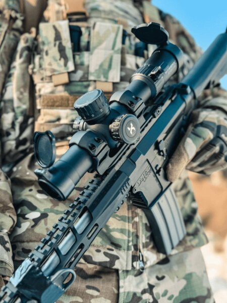 Puškohľad Vortex Optics detailne na modernej útočnej puške s montážou na lište Picatinny, strelec v maskáčoch. Foto: Rigad
