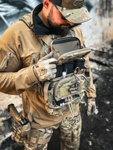 Výbava na hrudnom nosiči s admin/medical puzdrom a pištoľou v stehennom puzdre. Foto: Rigad