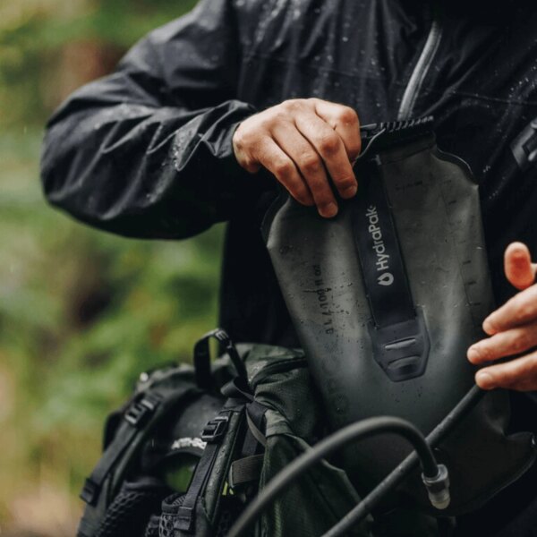 Plnenie hydratačného vaku Hydrapak v outdoorových podmienkach. Foto: Hydrapak, Rigad