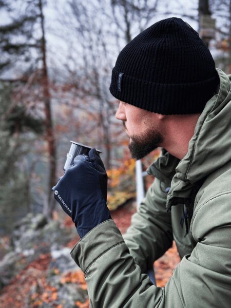 Outdoor pauza v daždi – teplý nápoj pomáha udržať teplo, energiu a psychickú pohodu v chladných podmienkach. Foto: Rigad