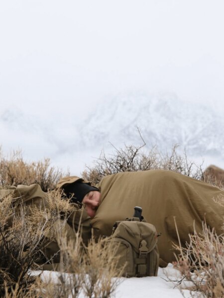 Spanie na snehu pod prístreškom – ochrana pred vetrom a stabilizácia tepelného komfortu. Foto: Helikon-Tex, Rigad