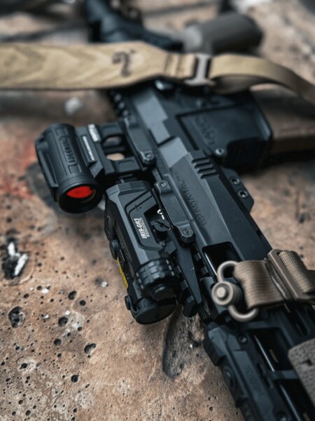 Dlhá palná zbraň s príslušenstvom ilustrujúca zmeny v evidencii zbraní a digitalizáciu podľa zákona o zbraniach 2026. Foto: Rigad