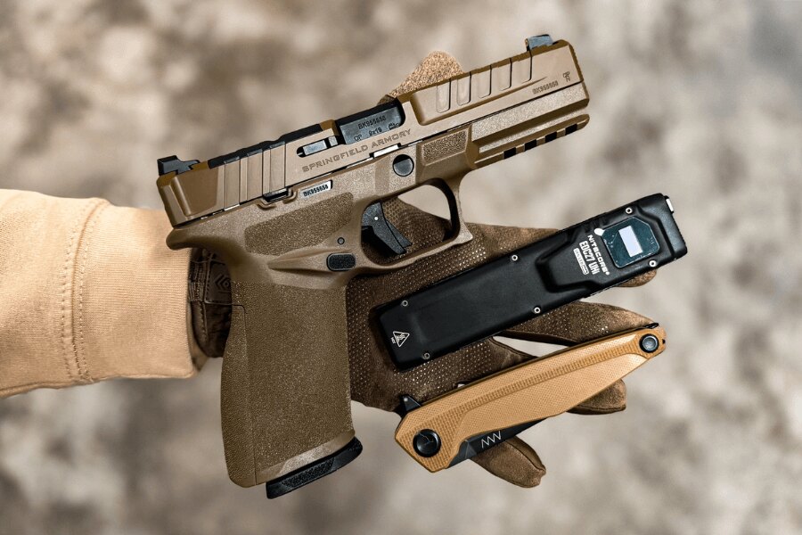 Moderná krátka palná zbraň s príslušenstvom ilustrujúca zmeny v držaní, evidencii a kontrole zbraní podľa zákona o zbraniach 2026. Foto: Rigad