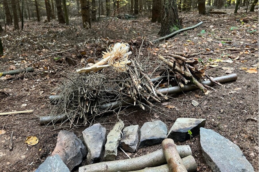 Materiál na založenie ohňa - triesky + featherstick. Zdroj: Sirka