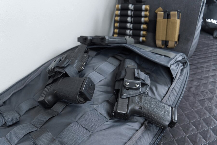 Batoh na zbrane SBR Carrying Helikon-Tex s pištoľami, zásobníkmi a nábojmi. Zdroj: Rigad