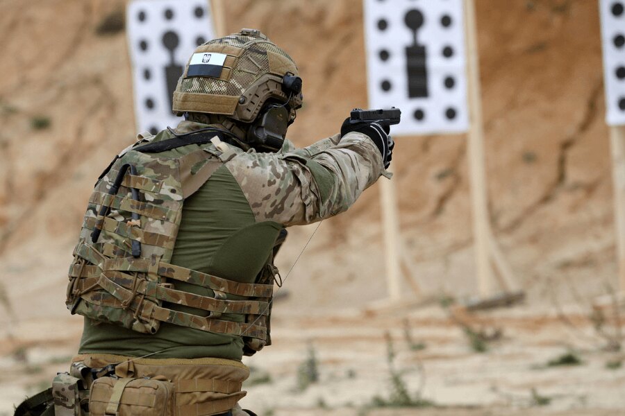 Operátor jednotky GROM pri streleckom výcviku na bojovej dráhe. Zdroj: https://commons.wikimedia.org/wiki/File:Polish_SOF,_Lisbon,_NATO_Trident_Juncture_15_(22803382745).jpg