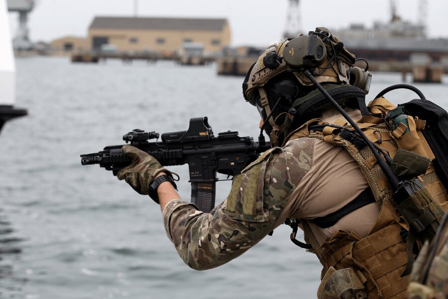 Operátor GROM zameriava cieľ pri námornom cvičení. Zdroj: https://commons.wikimedia.org/wiki/File:Polish_SOF,_Lisbon,_NATO_Trident_Juncture_15_(22182255143).jpg