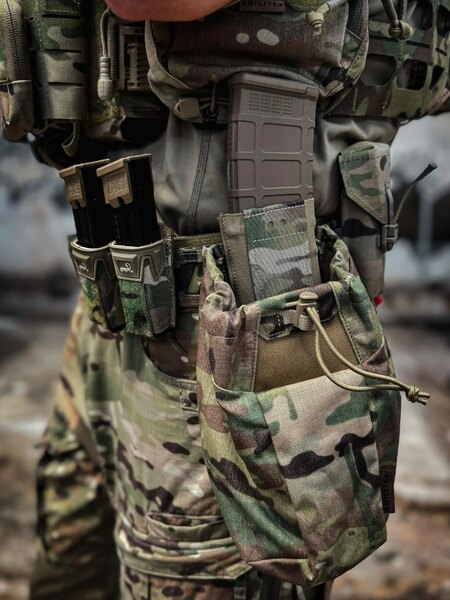 Sumka / odhadzovák Mag-Release Dump Pouch™ Agilite<sup>&reg;</sup> vo farbe Multicam, pripevnená na taktickej veste. Foto: Rigad