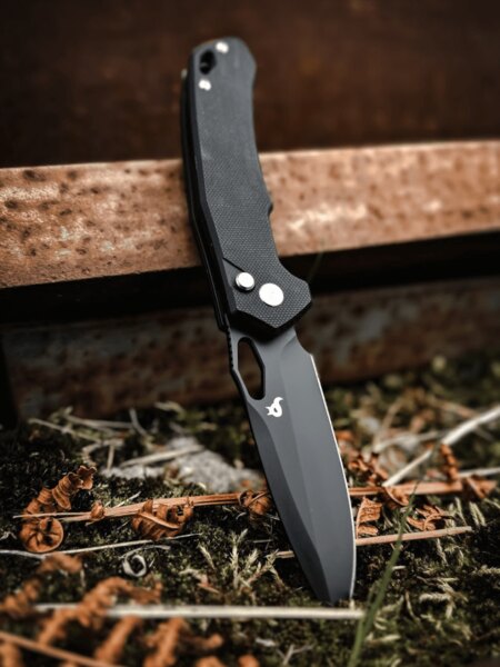Zatvárací nôž Black Fox<sup>&reg;</sup> s čiernou čepeľou a G10 rúčkou v terénnom prostredí. Foto: Rigad