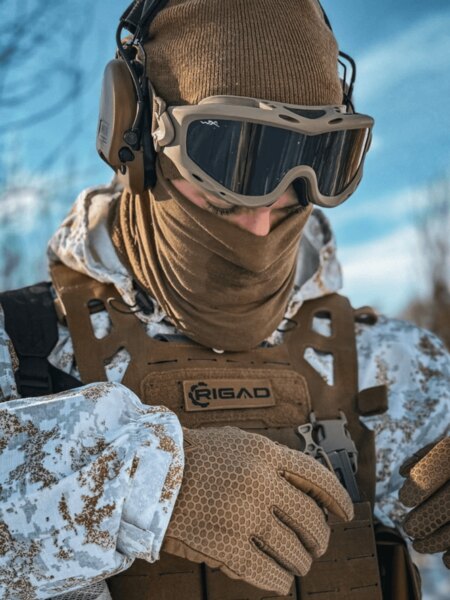 Operátor v zimnom výstroju s ochranou sluchu a taktickými goggles; ukážka kompatibility okuliarov s headsetom a prilbou. Foto: Rigad