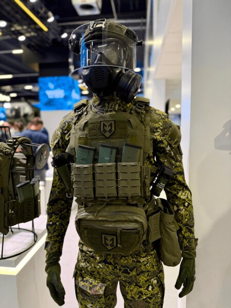 Taktická figurína s balistickou vestou, nosičom zásobníkov a ochrannou maskou – expozícia MSPO Kielce 2025. Foto: Rigad