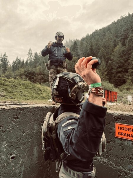 Strelec hádže cvičný granát v zákopovej stage na strelnici Jasná, rozhodca dohliada na prevedenie. Foto: Rigad
