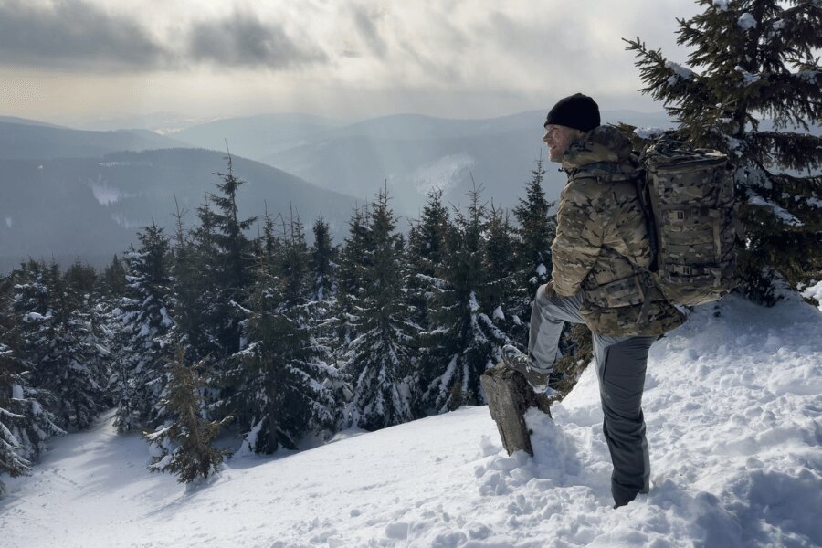 Outdoorový batoh v horskom prostredí – vybavenie pripravené na zazimovanie po ukončení sezóny. Foto: Rigad