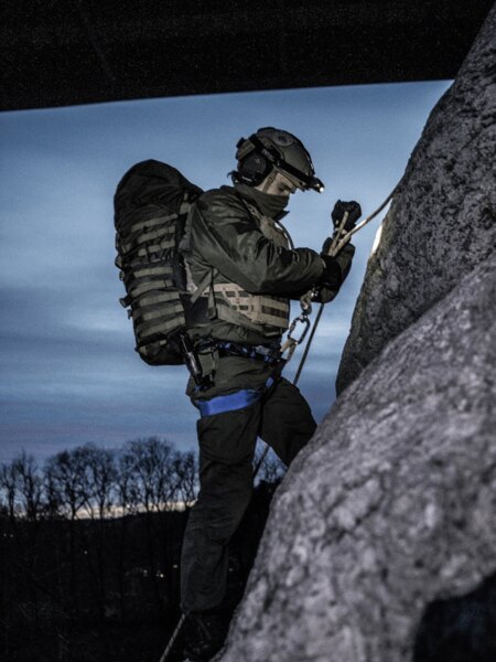 Kontrola a údržba lezeckého vybavenia po sezóne – karabíny, laná a úväzy vyžadujú dôkladný servis pred uložením. Foto: Rigad