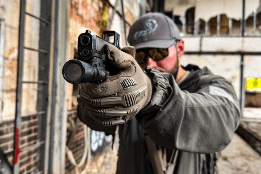 Strelecké rukavice MoG pri manipulácii s pištolou na strelnici. Foto: Rigad