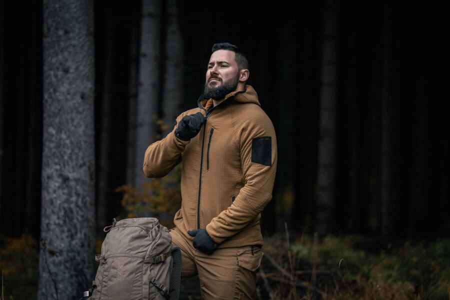 Detail zapínania obojsmerného zipsu YKK<sup>®</sup> na mikine Helikon-Tex Patriot Pro s vysokým golierom a priliehavou kapucňou. Foto: Rigad