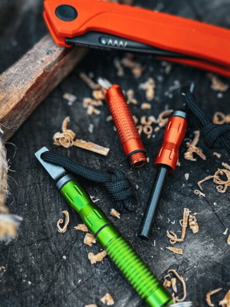 Kresadlo a vybavenie na zakladanie ohňa v prírode – tréning bushcraft zručností bez zapaľovača. Foto: Rigad