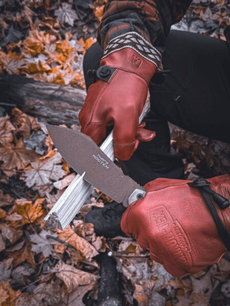 Tréning práce s nožom v prírode – precvičovanie základných outdoorových zručností podľa systému Skill Ladder. Foto: Rigad