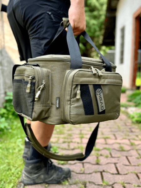 Strelecká taška Specialist Range Savior<sup>&reg;</sup> nesená v ruke pri presune na strelnicu. Foto: Rigad