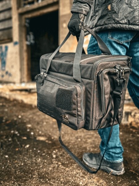 Strelecká taška Range Bag Tasmanian Tiger<sup>&reg;</sup> nesená v ruke pri presune na strelnicu. Foto: Rigad