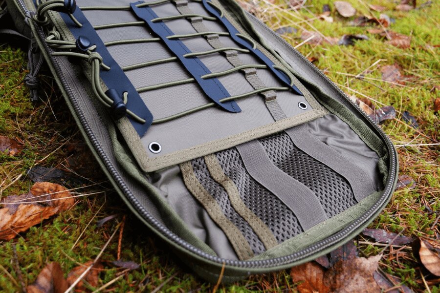 Vnútorná organizácia zdravotníckeho batohu Tasmanian Tiger s elastickými úchytmi a sieťovanými vreckami. Foto: Rigad