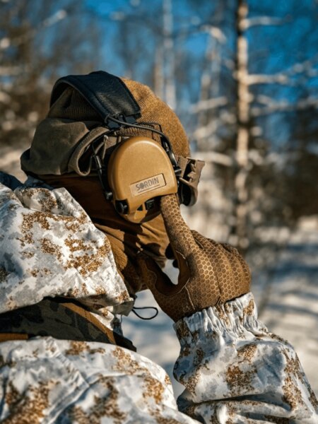Detail ovládacích prvkov aktívnych streleckých slúchadiel pre nastavenie hlasitosti a režimov počúvania. Foto: Rigad