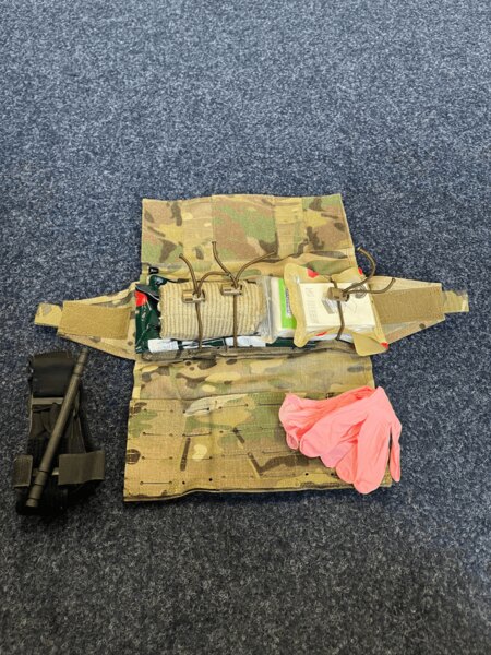 Obsah individuálnej lekárničky IFAK používanej pri výcviku DoD Stop The Bleed – turniket, tlaková bandáž a ďalší zdravotnícky materiál. Foto: Hana Sedláková