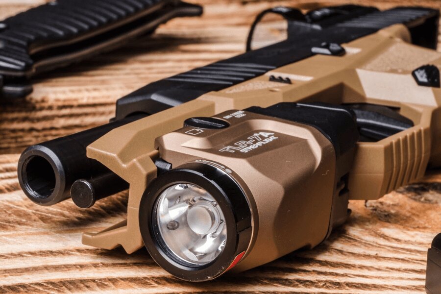 Kompaktná pištoľ s podvesným svietidlom Streamlight TLR-7 na montážnej lište, detail svetelnej hlavy – Foto: Rigad