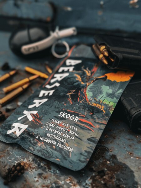 Balenie sušeného mäsa Berserkr SKOGR – Lesná Zmes Korenín s brusnicami, vínom a hubovým práškom, fotené vedľa streliva a výstroja. Foto: Rigad