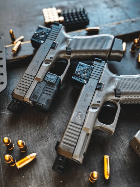 Pištoľ Glock 45 Gen6 A-CUT s kolimátorom Aimpoint COA na stole so strelivom. Foto: Rigad