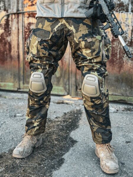 Taktické nohavice Red Dot One Alpha II vo vzore vz. 95 woodland s kolennými chráničmi – Foto: Rigad