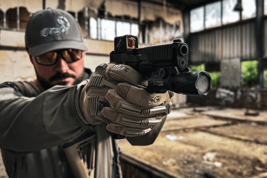 Strelec s pištoľou Glock 45 Gen6 s úpravou záveru A-CUT a kolimátorom Aimpoint COA. Foto: Rigad