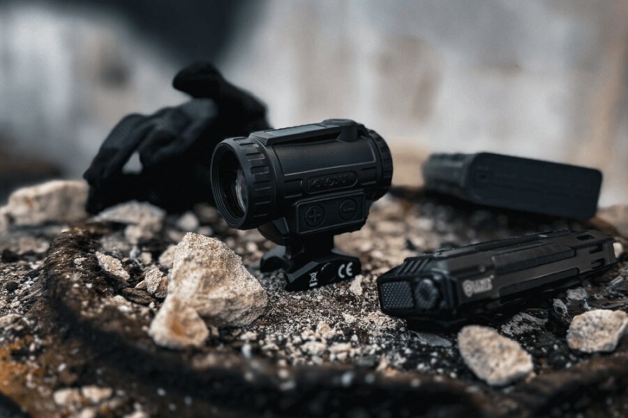 Kolimátor Holosun na montáži, detail optiky v teréne, Foto: Rigad