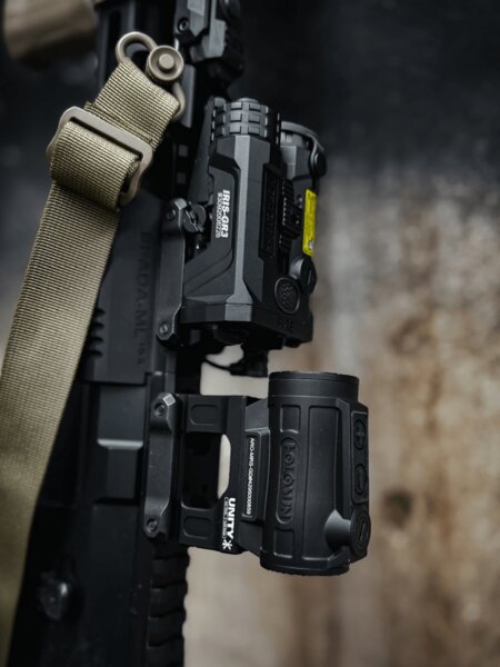 Kolimátor a IR laser Holosun IRIS na puške, detail zariadenia a montáže. Foto: Rigad