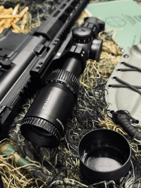 LPVO puškohľad Vortex na AR-15, detail optiky a montáže, Foto: Rigad