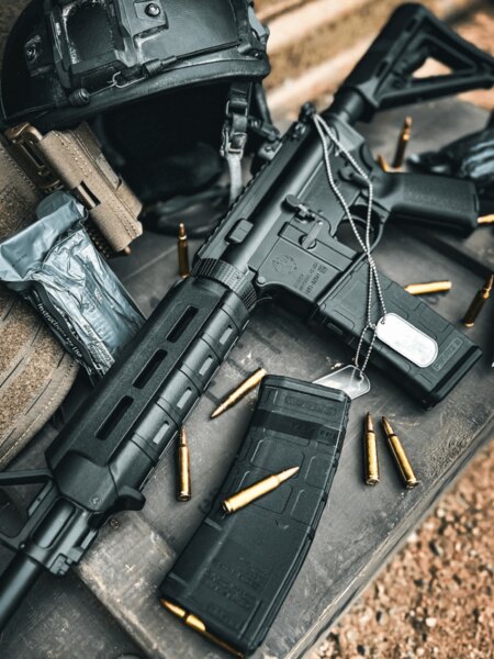 Samonabíjacia puška AR-15 so zásobníkom a strelivom .223 Remington na streleckom stole. Foto: Rigad