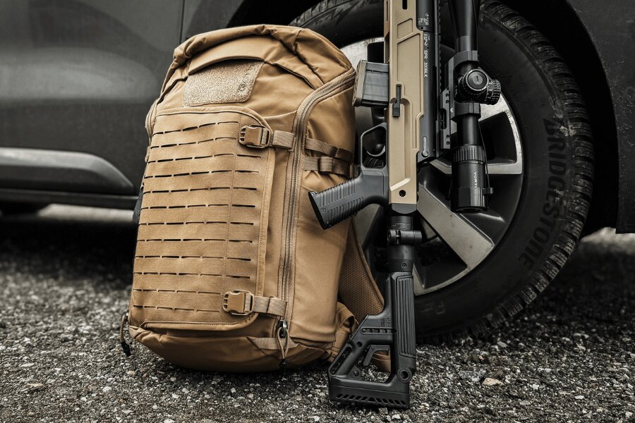 Batoh Vertx Siege Tactical Sling opretý o auto s puškou. Foto: Rigad