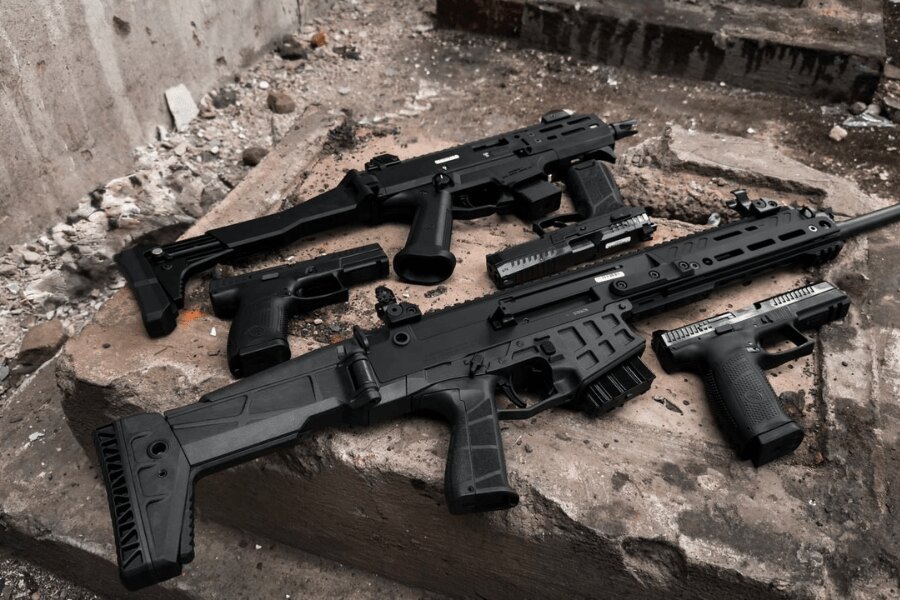 Výber moderných strelných zbraní Českej zbrojovky vystavených na betónovom podklade. Foto: Rigad