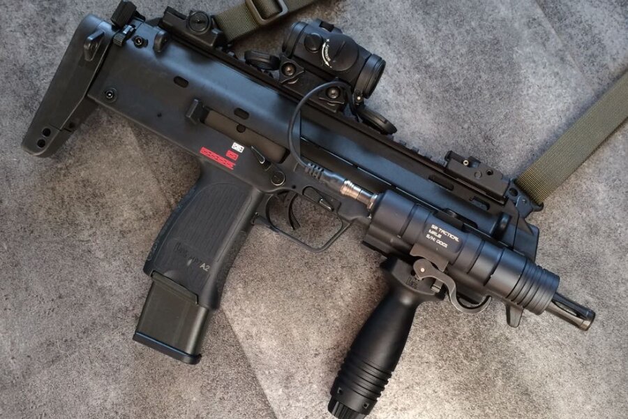 Heckler &amp; Koch MP7A2 s kolimátorom Aimpoint Micro T-2, svietidlom a vertikálnou rukoväťou