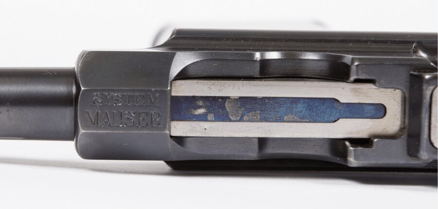 Detail záveru pištole Mauser C96 s označením „System Mauser“