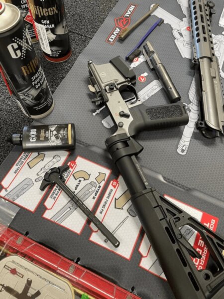 Rozborka PCC karabíny Schmeisser AR15-9 pri čistení a údržbe