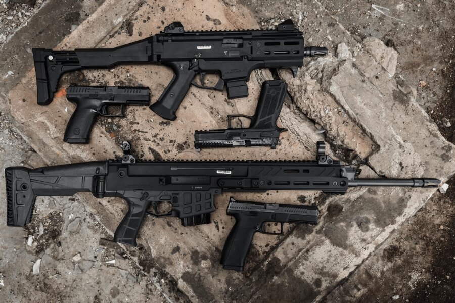 CZ Scorpion EVO 3 a pištole na betónových blokoch počas produktového fotenia