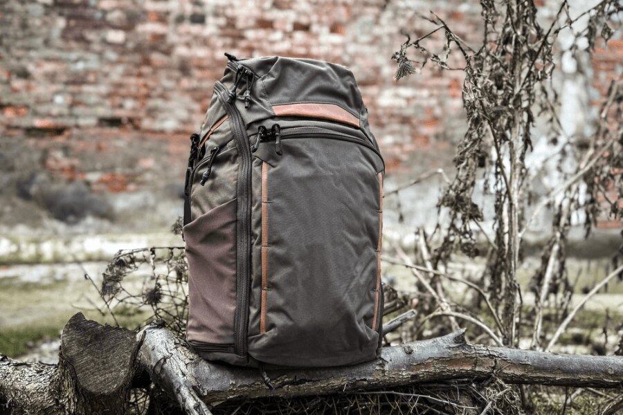 Batoh Vertx Gamut v outdoorovom prostredí s nenápadným dizajnom inšpirovaným filozofiou Gray Man.
