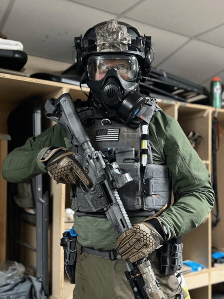 Príslušník zásahovej jednotky vybavený helmou Busch PROtective, ochrannou maskou a taktickým výstrojom.